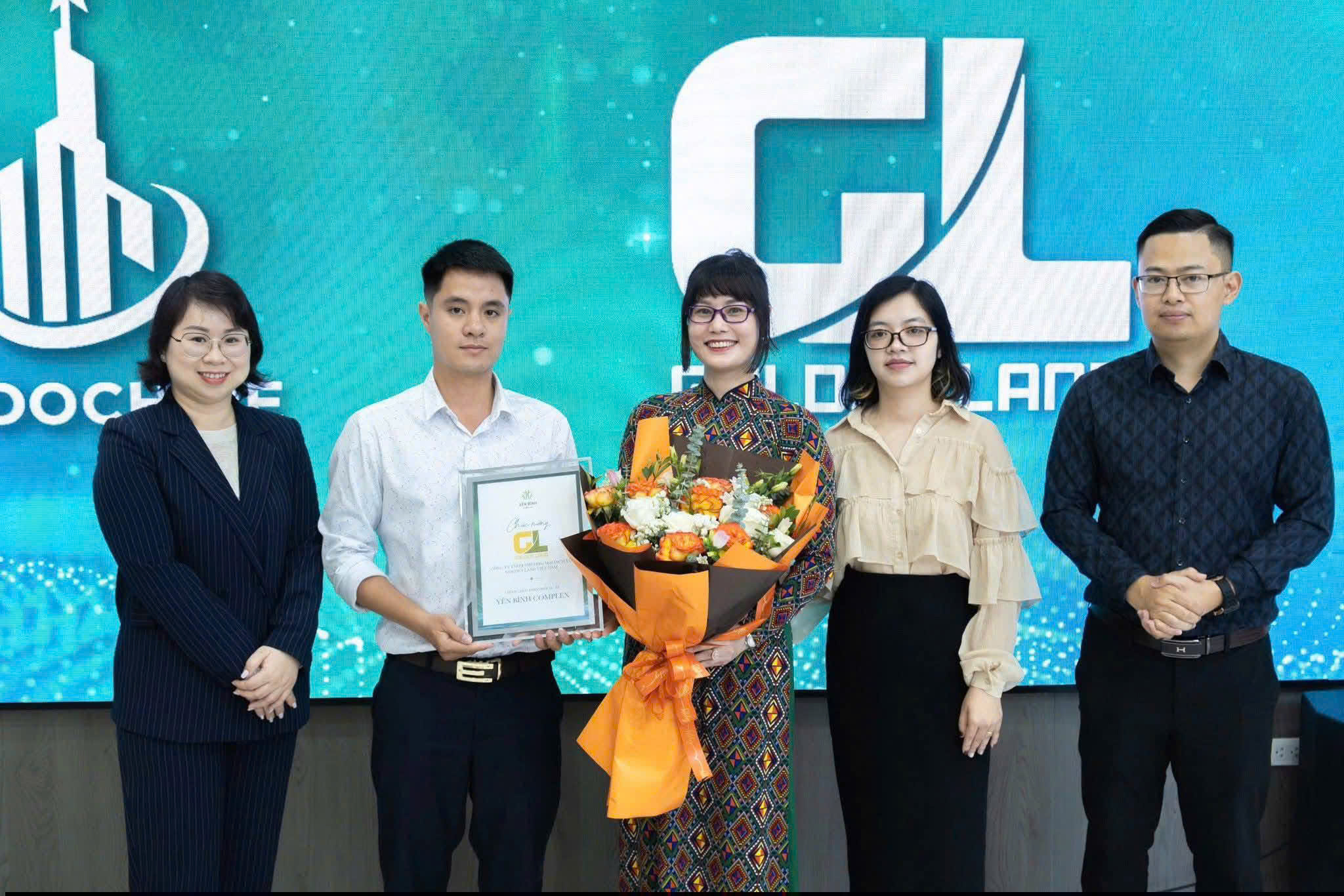 Tập thể cán bộ nhân viên Bất động sản Golden Land tại văn phòng